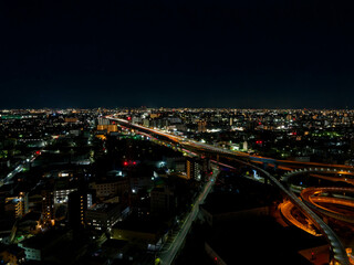 Fototapeta premium 東大阪市役所22階展望ロビーから見える高速道路の夜景