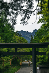 Fototapeta premium 長野 戸隠神社 中社から戸隠山を望む