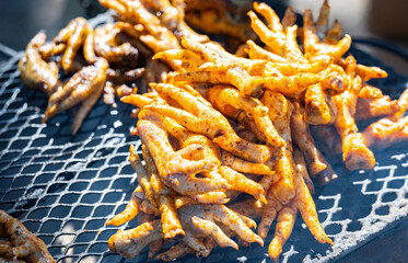Gegrillte Hühnerfüße auf einem Holzkohlegrill im Township Langa bei Kapstadt