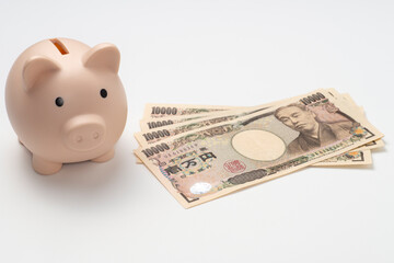 豚の貯金箱と日本円の一万円札