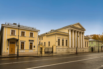 Obraz premium The main house of the Samsonov estate with an outbuilding on Prechistenka in Moscow. Russia