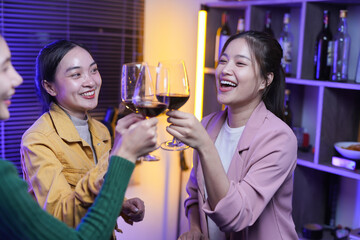 Friends are celebrating at a party, nightclubs are raising wine glasses to celebrate friendship.