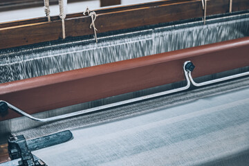 古い伝統的な手動式のシャトル織機とそれに付随する部品
