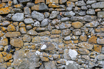 Alte skandinavische Natursteinmauer