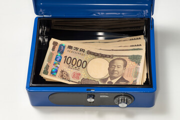 手提げ金庫の中の一万円札