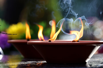 Ogień na symbolicznym zniczu na grobie ku pamięci. © FotoDax