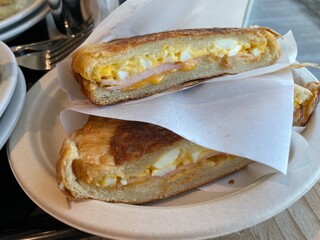 クロワッサンパニーニ ハムチーズ