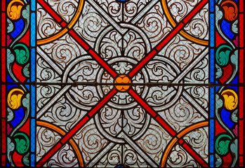 Farbenfrohes Kirchenfenster in Paris