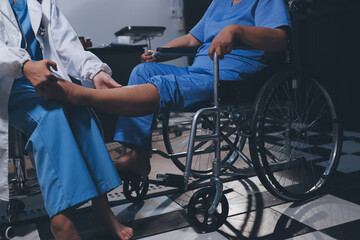 Obraz premium Physiotherapist nurse doing physiotherapy to rehabilitate leg of elderly female patient.