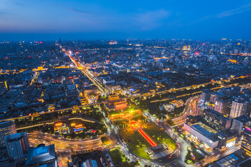 Obraz premium Night view of the urban skyline at Yongning Gate, south gate of Xi'an City Wall, Shaanxi Province, China