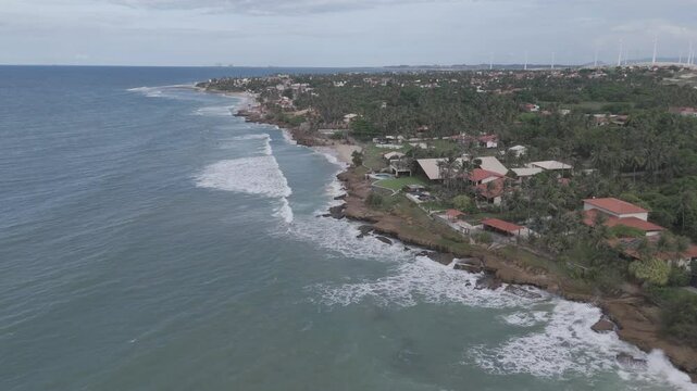 Imagem a&eacute;rea de ondas batendo nas rochas e fal&eacute;sias na Praia da Ta&iacute;ba - S&atilde;o Gon&ccedil;alo do Amarante, Cear&aacute;.