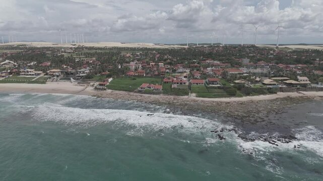 Imagem a&eacute;rea de casas na costa da Praia da Ta&iacute;ba - S&atilde;o Gon&ccedil;alo do Amarante, Cear&aacute;.