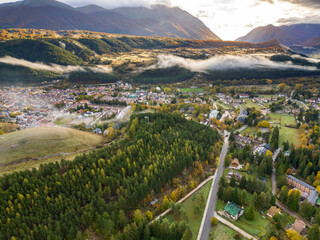 Vista aerea di Pescasseroli nel parco nazionale di abruzzo Lazio e Molise. Il foliage in autunno