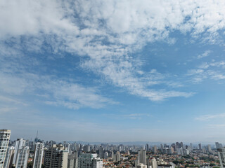 Obraz premium Fotos aéreas da região da Chácara Klabin, em São Paulo, capturam uma perspectiva única deste bairro elegante, com suas ruas arborizadas e edifícios modernos. As imagens mostram o equilíbrio entre área