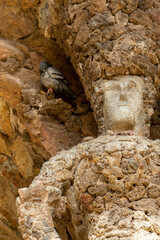 Pigeon près d'une sculpture du Parc Güell à Barcelone, Espagne