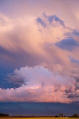 Ciel orageux au crépuscule au-dessus d'un champ de colza