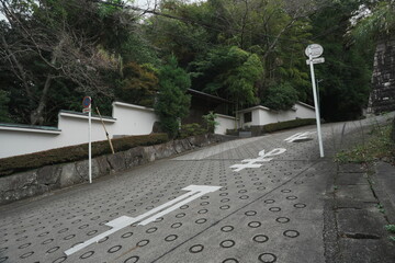 鎌倉の急な坂道と一時停止線