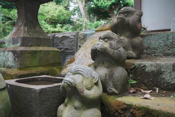 神社の階段にある三猿の石像