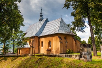 Zabytkowy kościół w Wielogłowach w gminie Chełmiec.
