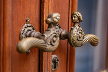 Obraz premium Closeup of door handle decorated with woman head