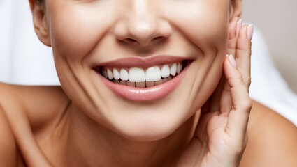 Zbliżenie na uśmiechnięte, białe zęby