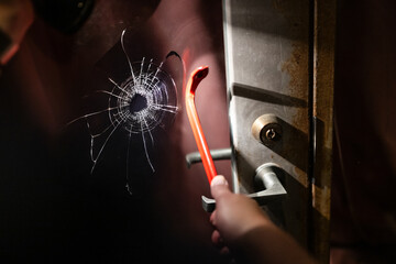 割れた窓ガラス