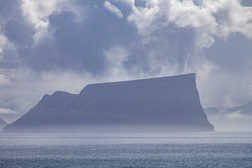 Die Insel Skuvoy - Färöer Inseln im Dunst