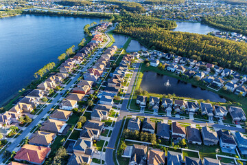 Naklejka premium Aerial view photo of new neighborhood real estate buildings in Wyndham Lakes, Orlando, Florida, United States