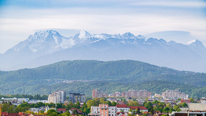 Vue de Ljubljana avec des collines et les Alpes au fond