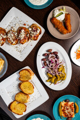 Griechische Vorspeise Antipasti im Restaurant im Überblick 
