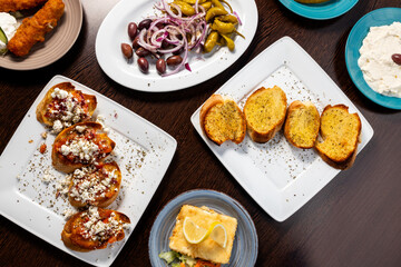 Griechische Vorspeise Antipasti im Restaurant im Überblick 