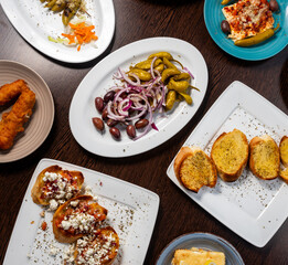 Griechische Vorspeise Antipasti im Restaurant im Überblick 
