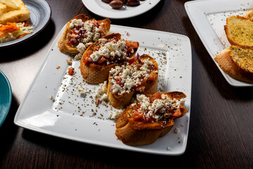 Brot mit Feta und Tomate - griechische Vorspeise