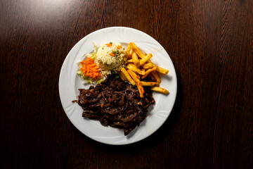 Griechisches Essen im Restaurant mit Pommes, Reis, Fleisch, leben