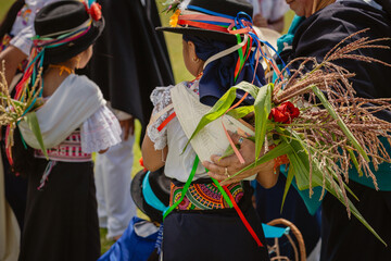 Grupo de niñas indígenas bailando con su atuendo tradicional durante la fiesta del florecimiento...