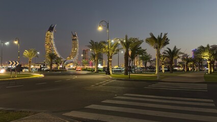Naklejka premium Crescent style building at night