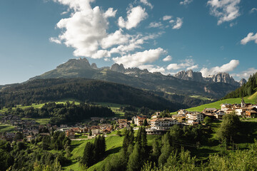 Fototapeta premium A charming town is nestled on a hillside with stunning mountains