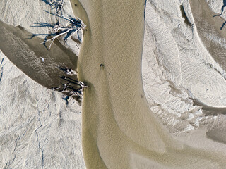 Piękne piaszczyste plaże nad Wisłą w okolicach Warszawy. Widok z lotu ptaka © hunter76