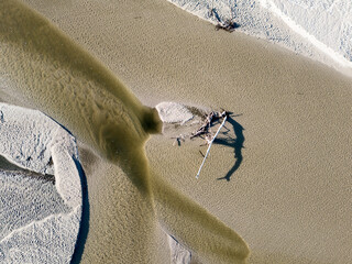 Piękne piaszczyste plaże nad Wisłą w okolicach Warszawy. Widok z lotu ptaka © hunter76