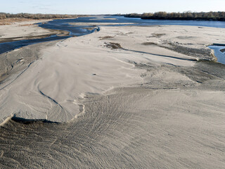 Piękne piaszczyste plaże nad Wisłą w okolicach Warszawy. Widok z lotu ptaka © hunter76