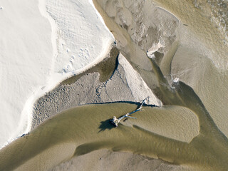 Piękne piaszczyste plaże nad Wisłą w okolicach Warszawy. Widok z lotu ptaka © hunter76