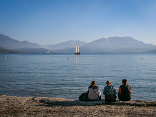 Rive du lac d'Annecy depuis la plage d'Albigny, Haute-Savoie, France
