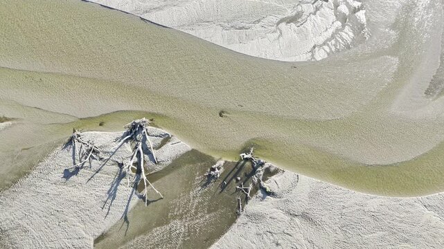 Piękne piaszczyste plaże nad Wisłą w okolicach Warszawy. Widok z lotu ptaka