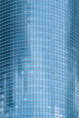 Des fenêtres d'immeuble dans un building dans un quartier d'affaires en France © shocky