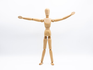 Maniquí de madera con los brazos abiertos, aislado en blanco