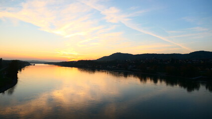 Abendrot und Wolken spiegeln sich in der Donau bei Melk