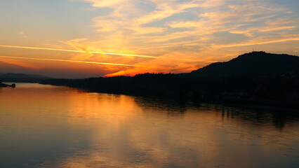Obraz premium das Abendrot spiegelt sich in der Donau, bei Melk in der Wachau