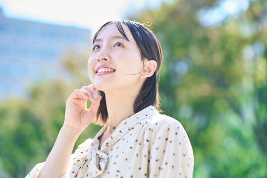 緑地でリラックスする若い女性のポートレート