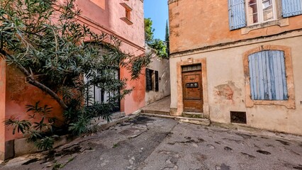 ARLES (Bouches-du-Rhône)