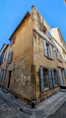 ARLES (Bouches-du-Rhône)